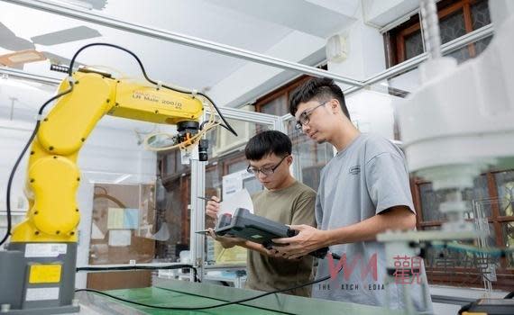 （觀傳媒中彰投新聞）【記者廖妙茜/台中報導】2024年企業最愛大學評比出爐，東海大學蟬聯年企業最愛中南部私校排名第一，去年畢業生進入台積電等五百大企業不在少數，升學名單則更為亮眼，紛紛錄取哈佛、麻省理工等名校，而東海為吸引優秀學子入學，東海提供總額超過一億元以上的獎學金項目，並大幅增加實習就業項目。