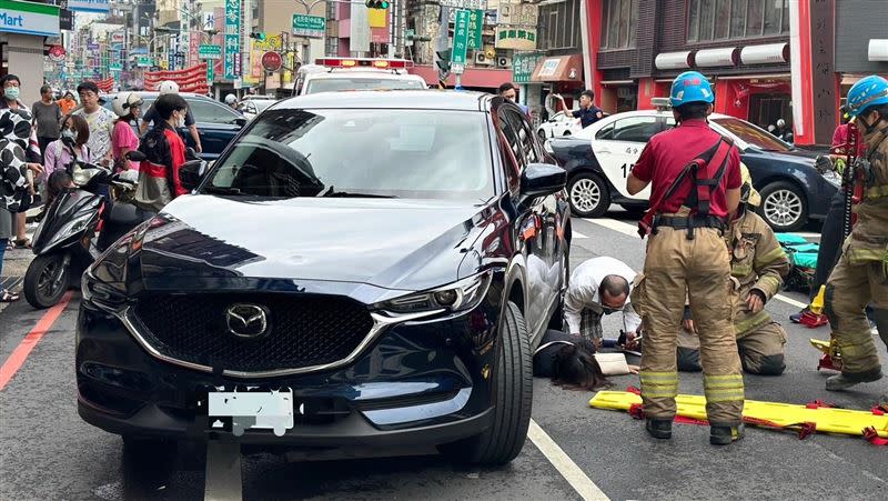 孕婦左轉撞倒2行人，其中1人卡在車底，由消防隊脫困後緊急送醫。（圖／翻攝畫面）