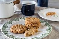 <p>Wer an Aufschieberitis leidet, für den gibt es jetzt eine Lösung: Mit nur fünf Zutaten kann man diese dekadenten Erdnussbutter-Schokoplätzchen zaubern, die auch noch glutenfrei sind. Vom Vermengen der Zutaten bis zum Abkühlen auf dem Blech dauert es nur 30 Minuten. Diese schnell zubereiteten Cookies sind nahezu himmlisch leicht und locker, denn sie enthalten keine Stärke. Bonuspunkte gibt es für den Gegensatz in der Konsistenz: die cremigen Schoko-Chips einerseits und der knusprige Erdnussbutter-Teig andererseits. <a rel="nofollow noopener" href="http://www.goodfoodstories.com/5-ingredient-peanut-butter-cookies/" target="_blank" data-ylk="slk:Zum Rezept auf Good Food Stories;elm:context_link;itc:0;sec:content-canvas" class="link ">Zum Rezept auf Good Food Stories</a><br></p>