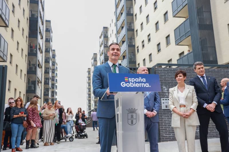 Spanish Prime Minister Pedro Sanchez speaks after a visit to the Intercivitas II social housing development. Rocío Ruz/EUROPA PRESS/dpa