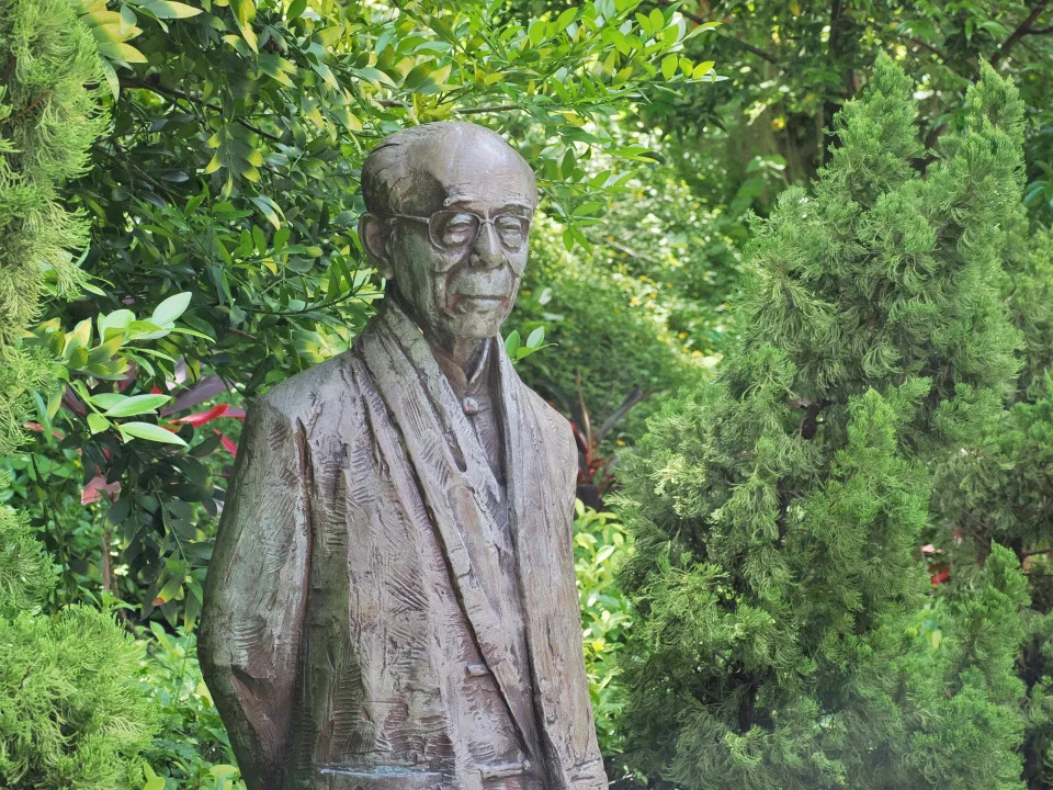 展館以漢學泰斗饒宗頤先生命名，並設有銅像，寄予其功能可與他一樣，肩負起傳承中華文化。
