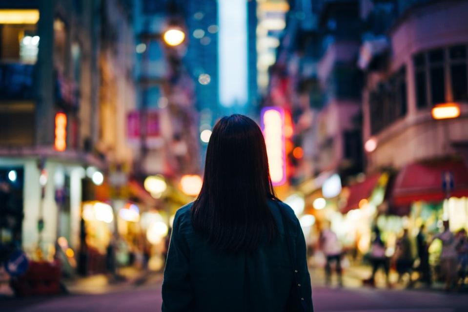 Mujer de espaldas en una ciudad.