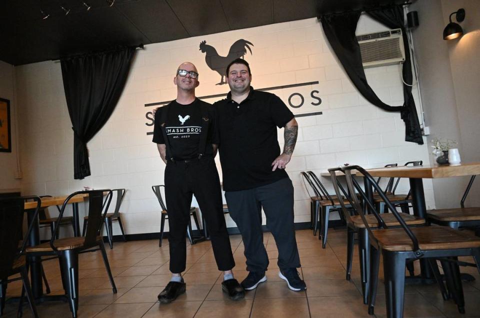 Los chefs Matthew Simons, a la izquierda, y Jonathan Avilés, a la derecha, abrieron Smash Bros Bistro en Fresno Street y Bullard Avenue, donde sirven mucho más que smashburgers.