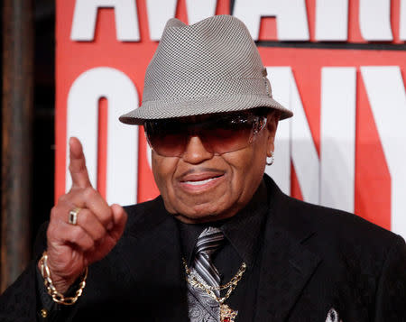 FILE PHOTO: Joe Jackson, father of the late Michael Jackson, arrives at the 2009 MTV Video Music Awards in New York, September 13, 2009. REUTERS/Eric Thayer/File Photo