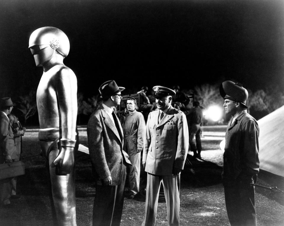 THE DAY THE EARTH STOOD STILL,  Lock Martin (left),  1951. TM & Copyright ©20th Century Fox Film Corp./courtesy Everett Collection