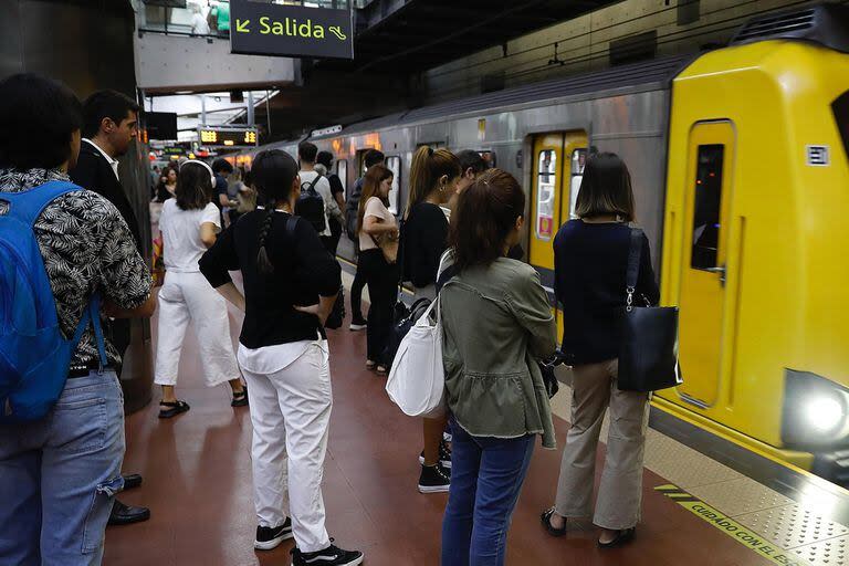 Por el paro de colectivos, muchos usuarios optaron por viajar en subte
