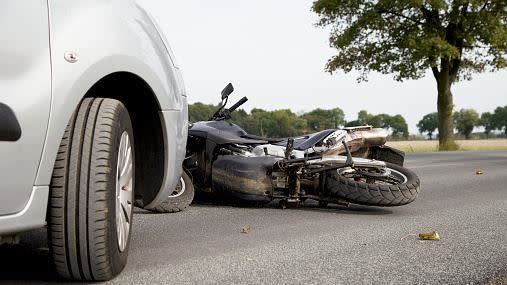 騎士被撞後，屍體被噴到肇事車輛的車頂，一路緊貼。（示意圖／翻攝自pixabay）