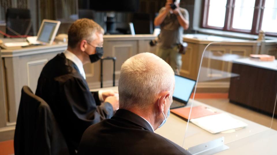 Der frühere Vorstand des Fahrradbauers Mifa Sangerhausen (r) in einem Saal des Landgerichtes Halle.