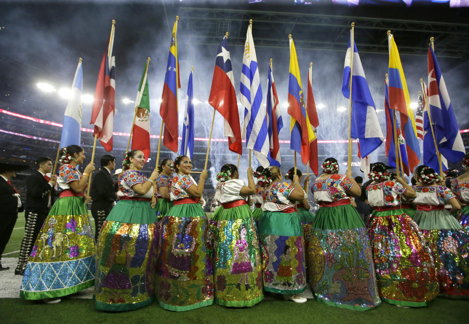 ARCHIVO - Integrantes del ballet folklórico de San Antonio muestran banderas de distintos países de Latinoamérica en las actividades en honor al Mes de la Herencia Hispana, antes del partido de la NFL entre los Bears de Chicago y los Cowboys de Dallas, el 25 de septiembre de 2016, en Arlington, Texas. (AP Foto/LM Otero, archivo)