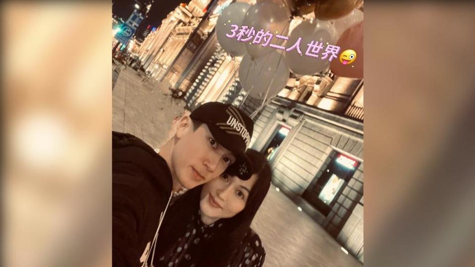 吳尊曬出和老婆臉貼臉的親密合照。（圖／翻攝自吳尊微博）