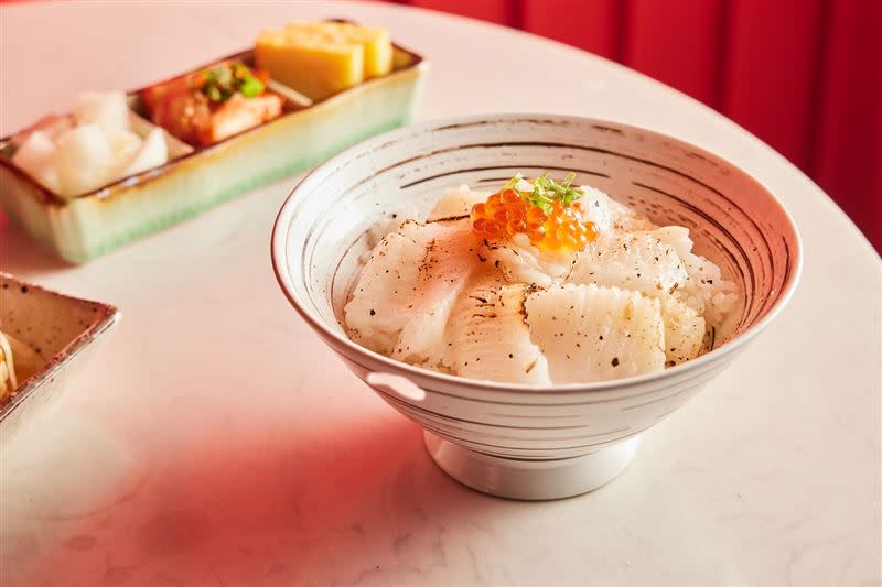 限量牛鰻飯、炙燒比目魚鰭邊蓋飯。（圖／發肉燒肉提供）