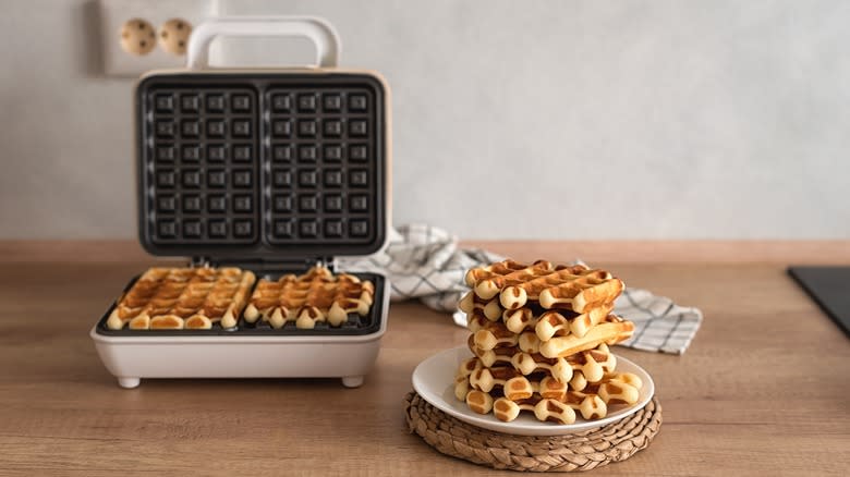 Waffles in iron with plate