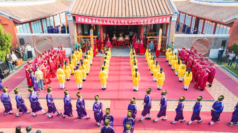 屏東祭孔典禮  逾百名師生依古禮進行 屏東縣政府28日在屏東書院舉行祭孔典禮，儀式依循 古制禮儀進行，今年首次由6所國中聯合，超過100名 師生分別擔任禮生、樂生、佾生，過程莊嚴隆重。 （屏東縣政府提供） 中央社記者李卉婷傳真  113年9月28日 