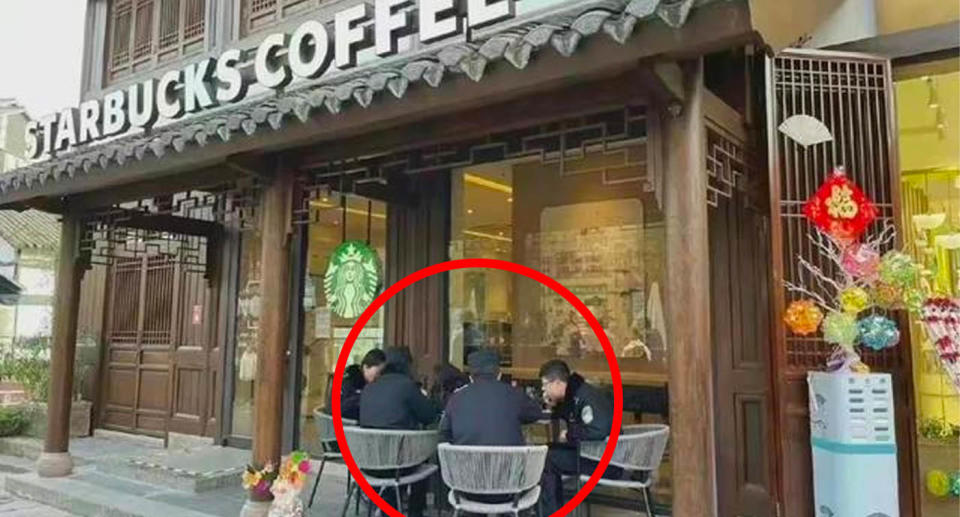 An image of officers outside the Starbucks is circulating online. Source: Weibo