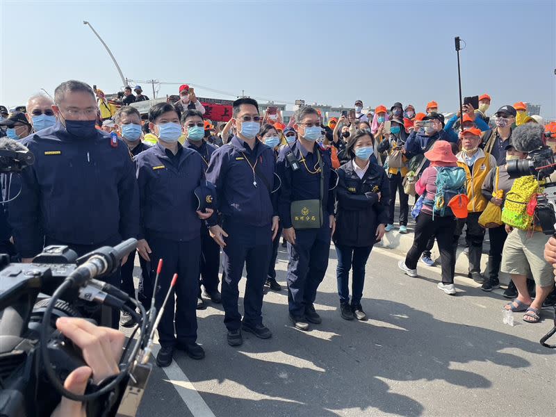 西螺分局長曾冠瑩（左一）圓滿完成任務，將白沙屯媽祖交接給虎尾分局。（圖／記者李依璇攝影）