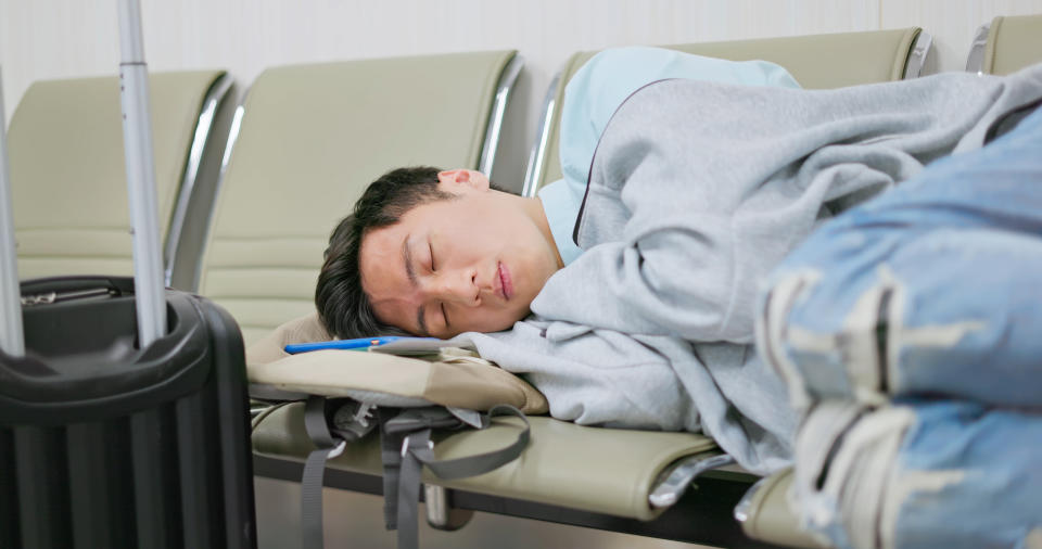 有網友好奇「真的有台灣人睡過機場嗎？」掀起網友熱議。（示意圖／Getty Images）