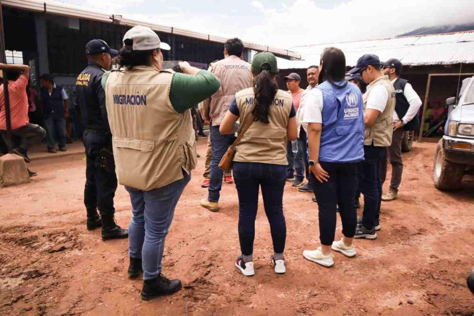 Autoridades migratorias en los albergues donde se encuentran los habitantes de Chiapas. Foto: Cuartoscuro