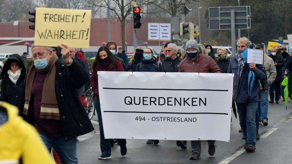 Bei einer «Querdenken»-Demonstration im niedersächsischen Aurich protestieren die Teilnehmer gegen die Anti-Corona-Maßnahmen.