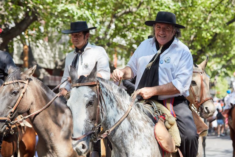 José Luis Ramón desfilando a caballo en el tradicional carrusel vendimial, de la mano de una agrupación gaucha.