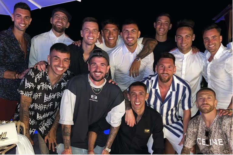 Lionel Messi de festejo con sus compañeros de la selección
Foto: Instagram @leoparedes20