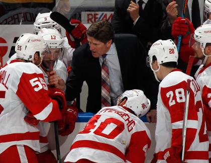 UNIONDALE, NY - MARCH 29: Head coach Mike Babcock of the Detroit Red Wings gives his players direction in the closing minutes of their game against the New York Islanders at the Nassau Veterans Memorial Coliseum on March 29, 2015 in Uniondale, New York. The Islanders defeated the Red Wings 5-4. (Photo by Bruce Bennett/Getty Images)