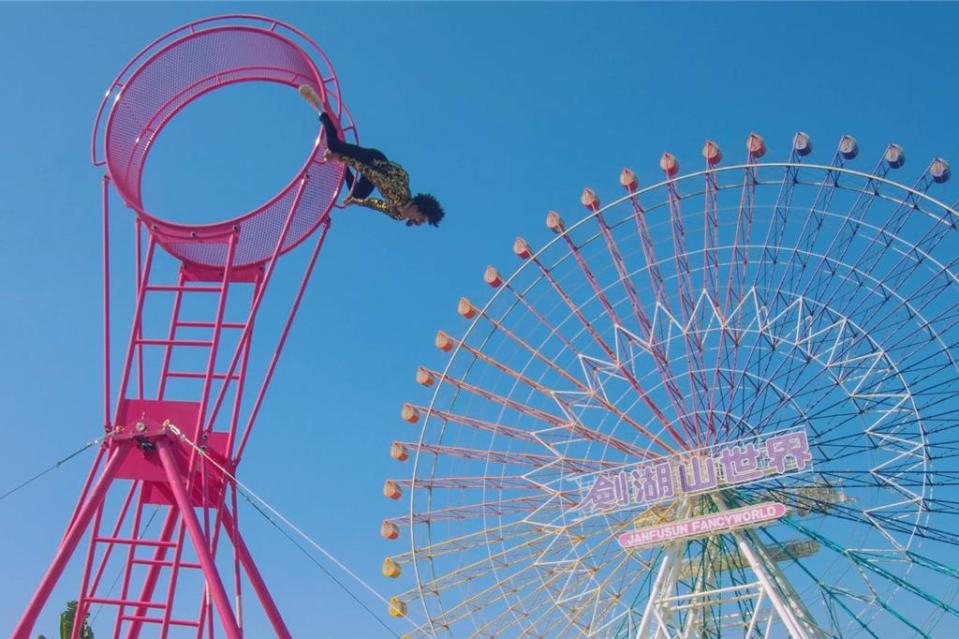 粉紅風火輪，在幸福摩天輪前帶來驚險的「極限飛輪瘋馬戲」。（圖／劍湖山提供）