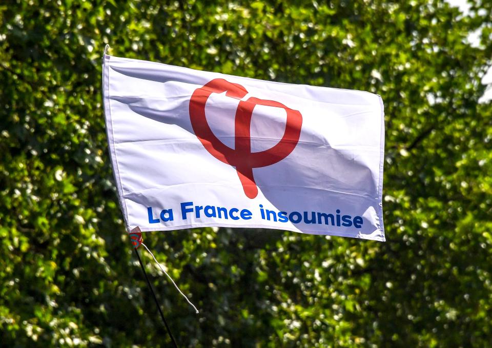 Un drapeau orné du logo de la France insoumise (illustration). - PHILIPPE HUGUEN / AFP
