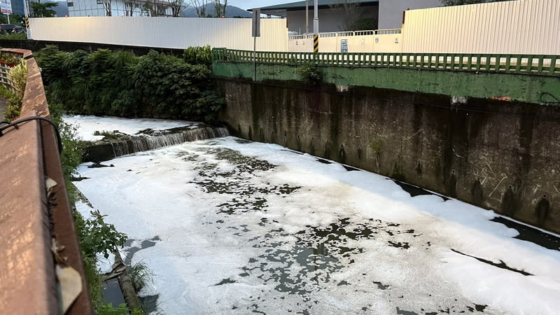 新北土城柑林埤溝遭污染  白色泡沫水面漂（1） 新北市土城區柑林埤溝近日遭到嚴重污染，充斥白色 泡沫，整條溝渠有如「牛奶河」。環保局7日指出， 已持續追查2晚，目前鎖定特定對象，已採樣水質並 稽查。 （民眾黃小姐提供） 中央社記者黃旭昇新北市傳真  113年6月7日 