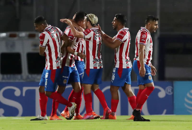 Foto de archivo de jugadores del Guadalajara celebrando tras anotar un gol en partido del torneo mexicano