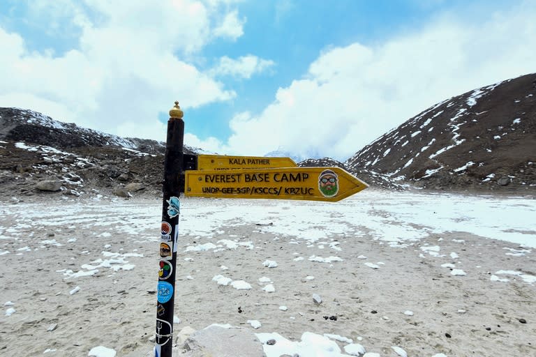 El gobierno de Nepal, decidido a reactivar su lucrativa industria del montañismo después de un cierre total el año pasado, sigue negando que haya un brote en el campamento base del Everest