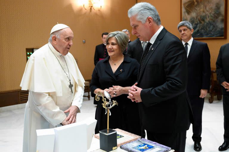 El Papa Francisco junto a Miguel Díaz Canel, presidente de Cuba y su esposa Lis Cuesta Peraza