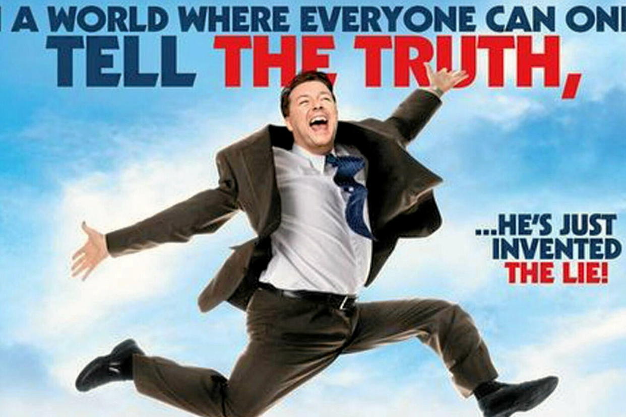 Sortie en 2009, la comédie L’Invention du mensonge, avec Ricky Gervais, se déroule dans une réalité alternative où le mensonge n’existe pas. Le premier personnage à apprendre à mentir va réaliser que la malhonnêteté peut être utilisée pour aider les autres.  - Credit:Prod