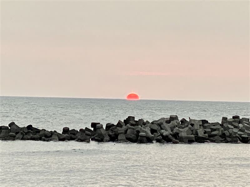 高雄林園濕地公園可欣賞到落日隱入台灣海峽。