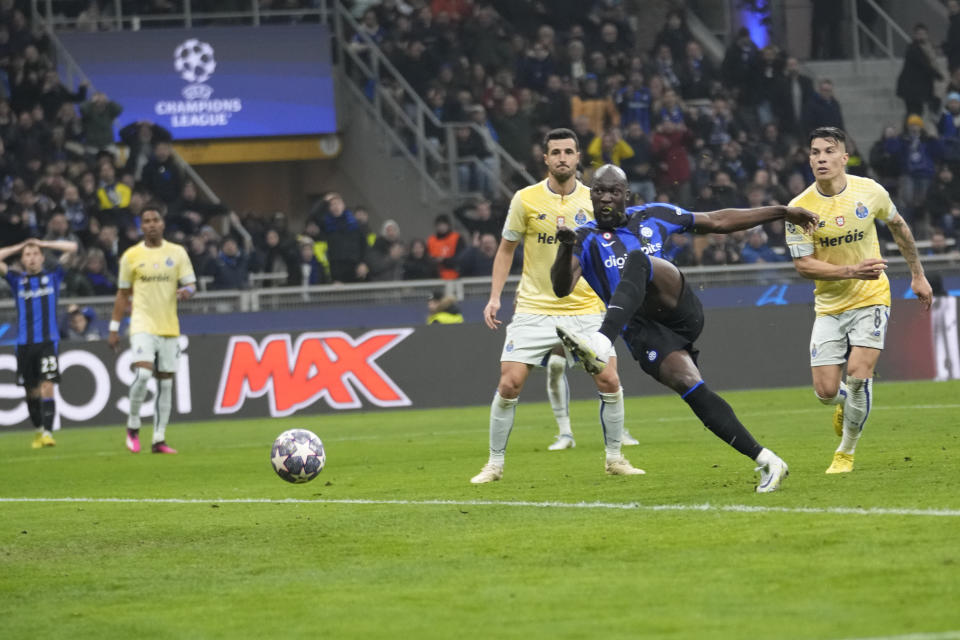 Romelu Lukaku anota el gol del Inter de Milán para la victoria 1-0 ante el Porto en los octavos de final de la Liga de Campeones, el miércoles 22 de febrero de 2023. (AP Foto/Luca Bruno)