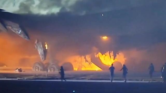 有片／日航班機碰撞保安廳飛機起火羽田機場民眾看傻：飛機在我眼前爆炸