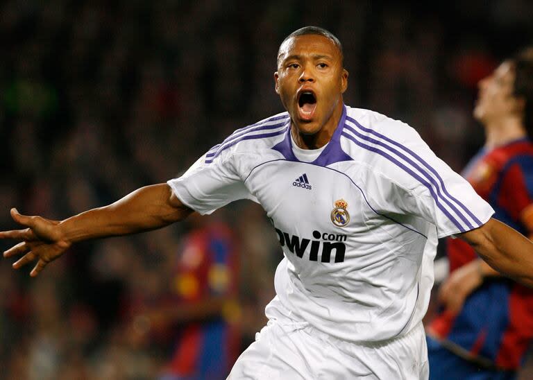 Julio Baptista festeja su gol ante Barcelona, en la temporada 2007-08; el ex futbolista brasileño anticipó 'El Clásico' de este fin de semana