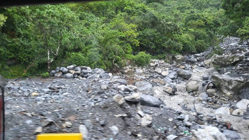 颱風山陀兒逼近！全台陸續傳出風雨，台9線蘇花公路傳多處土石流。（圖／翻攝畫面）