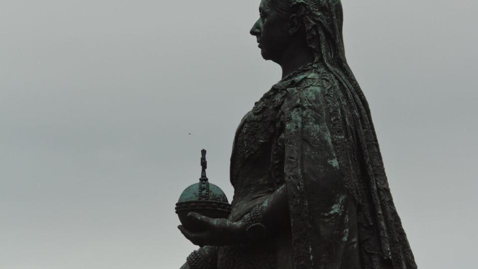 statue of queen victoria against sky