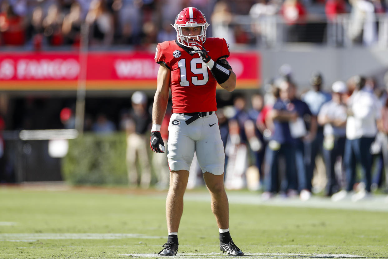 ATHENS, GA - OCTOBER 08: Georgia Bulldogs tight end Brock Bowers (19) looks on during a college football game between the Auburn Tigers and the Georgia Bulldogs on October 8, 2022 at Sanford Stadium in Athens, GA. (Photo by Brandon Sloter/Icon Sportswire via Getty Images)