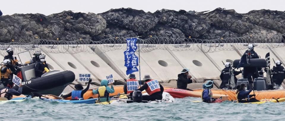  美軍普天間機場搬遷至名護市邊野古工程，邊野古抗議民眾乘坐皮艇海上抗議。 圖：達志影像/美聯社 