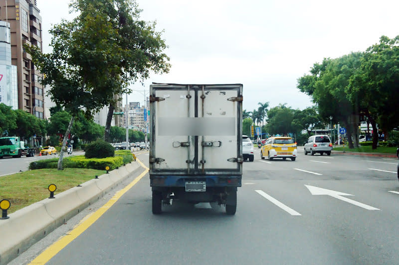 如圖中之小貨車的尾燈已經髒汙到幾乎看不到，就是本次修法開罰的重點項目之一。