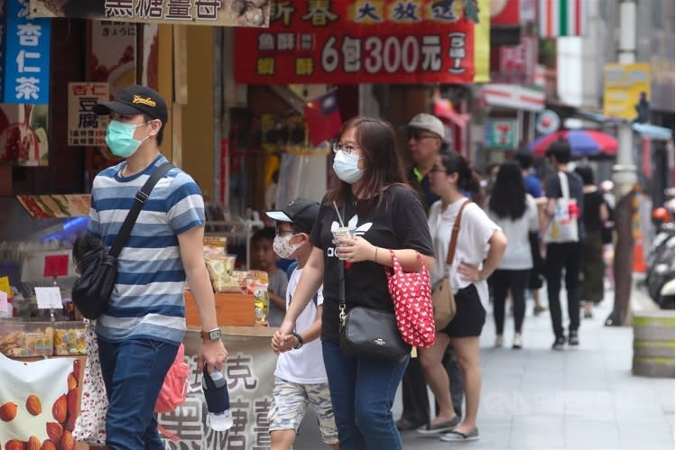 台灣疫情逐漸趨緩，即將進入振興階段，配合暑假時程7月正式上路。圖為淡水老街逛街人潮。(資料照)