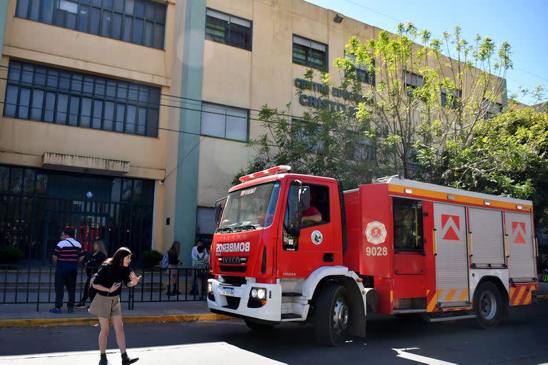 Cuando llegaron los bomberos, el fuego ya había sido extinguido por un alumno que reaccionó rápidamente y usó un matafuegos