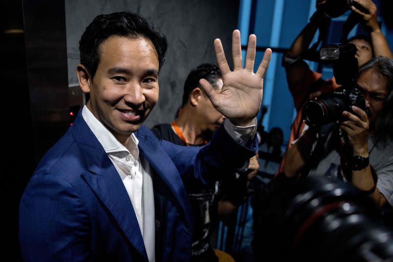 El líder del partido Move Forward, Pita Limjaroenrat, saluda a los medios de comunicación en una rueda de prensa en la sede del partido en Bangkok el 15 de mayo de 2023.