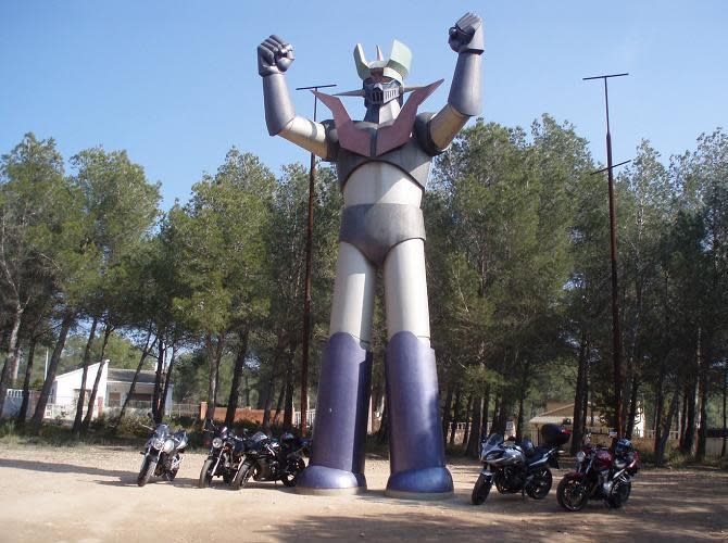 El fervor por 'Mazinger Z' en España es tan grande que el personaje cuenta con una estatua en la urbanización Mas de Plata, en Cabra del Camp (Tarragona).