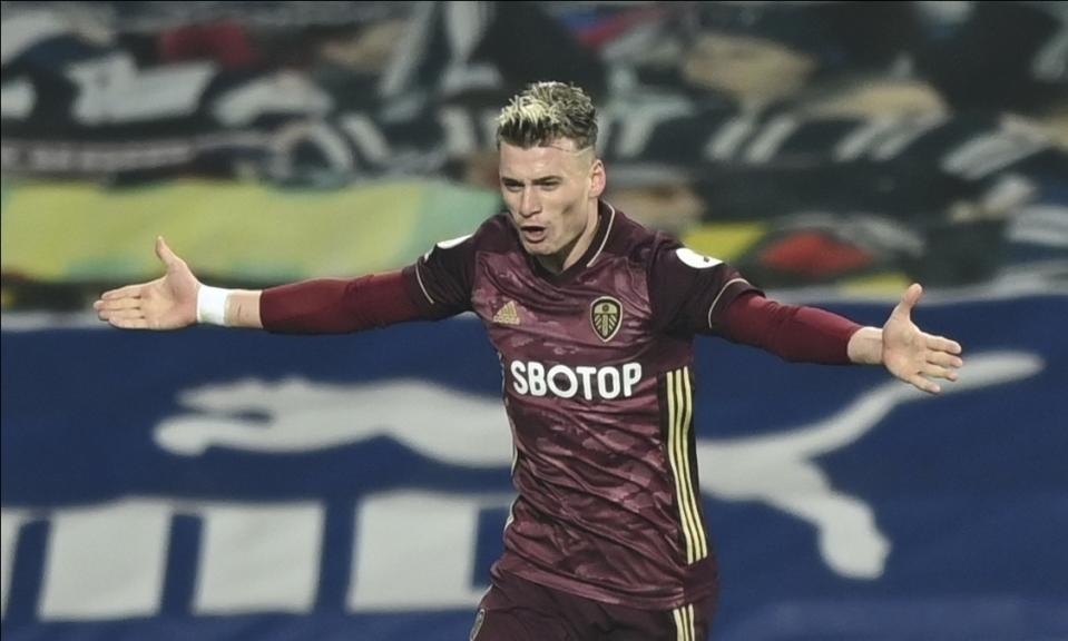 El mediocampista de Leeds United Ezgjan Alioski celebra tras anotar el segundo gol del equipo en un partido de la Liga Premier inglesa West Bromwich Albion el martes, 29 de diciembre del 2020. Leeds ganó 5-0. (Shaun Botteril/Pool vía AP)