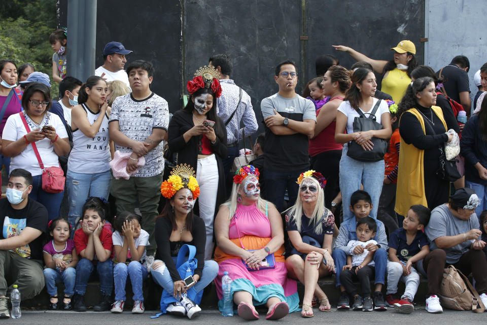 La gente observa el desfile del Día de Muertos en la Ciudad de México, el sábado 29 de octubre de 2022. (AP Foto/Ginnette Riquelme)