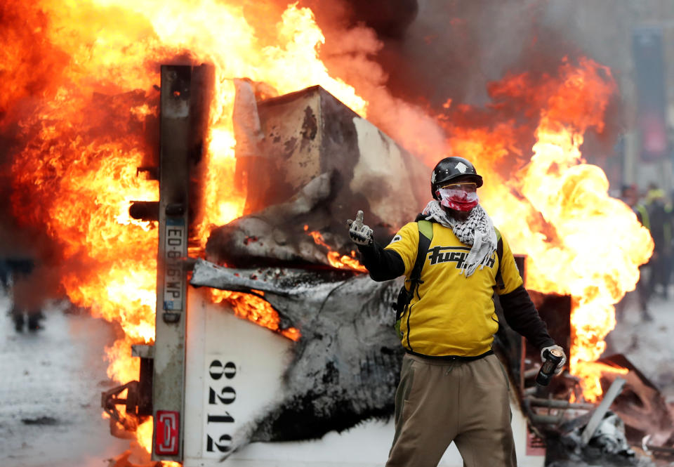 Antigovernment protesters clash with police in Paris