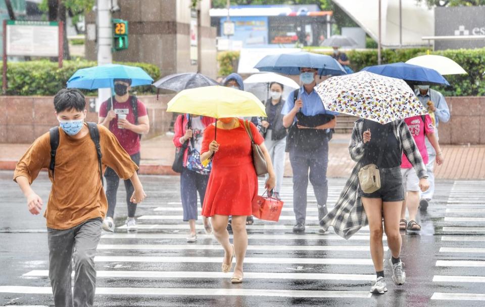 梅雨鋒面報到，中央氣象局14日上午針對15縣市發布大雨或豪雨特報，受到滯留鋒面影響，易有短延時強降雨。（中央社）