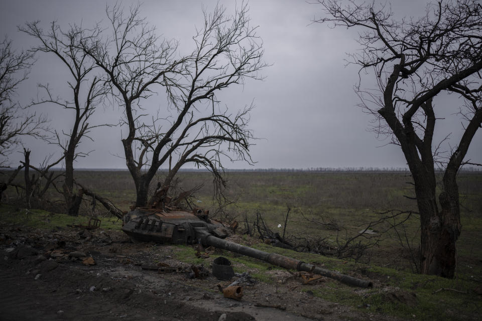 La torreta de un tanque destruido se ve a las afueras de Kalynivske, Ucrania, el sábado 28 de enero de 2023. (AP Foto/Daniel Cole)